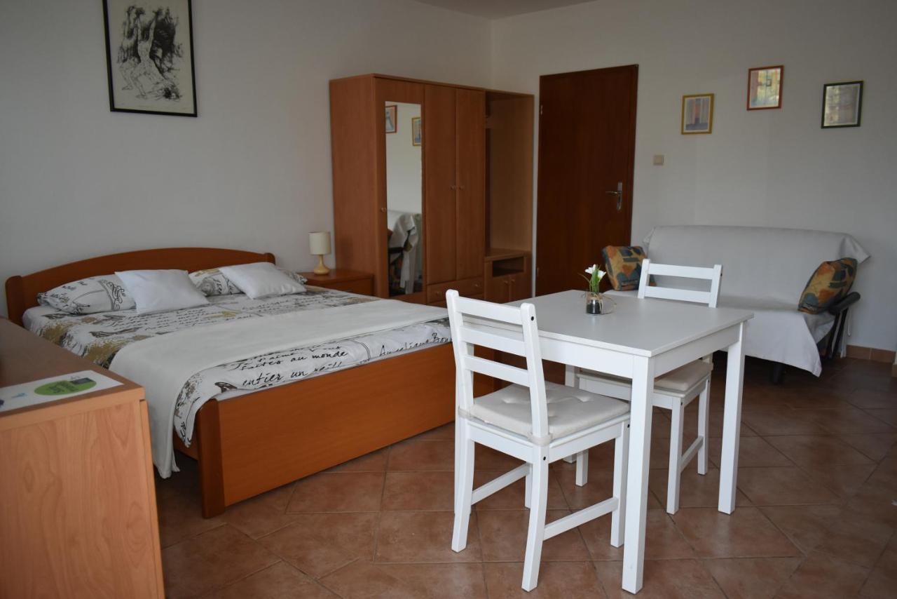 Studio Max With Parking Rovinj Exterior foto